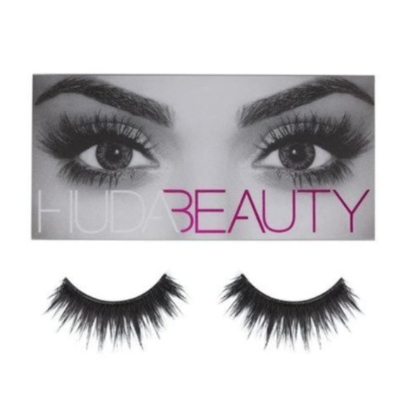 HUDA BEAUTY - Classic False Lashes in Carmen #9 - Picture 1 of 7